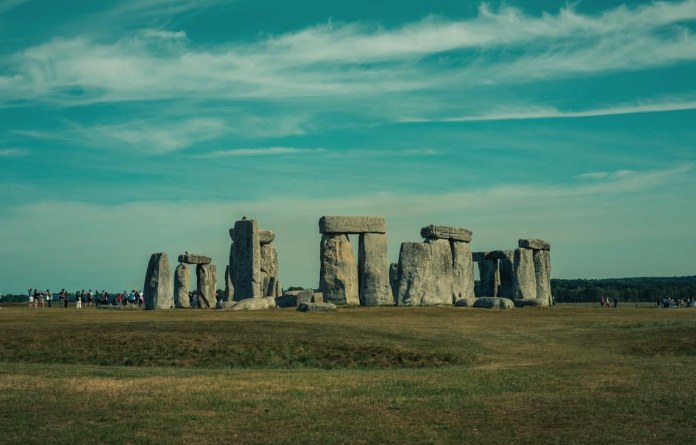 The full circle seen from the visitor path, with a guided group at the western side